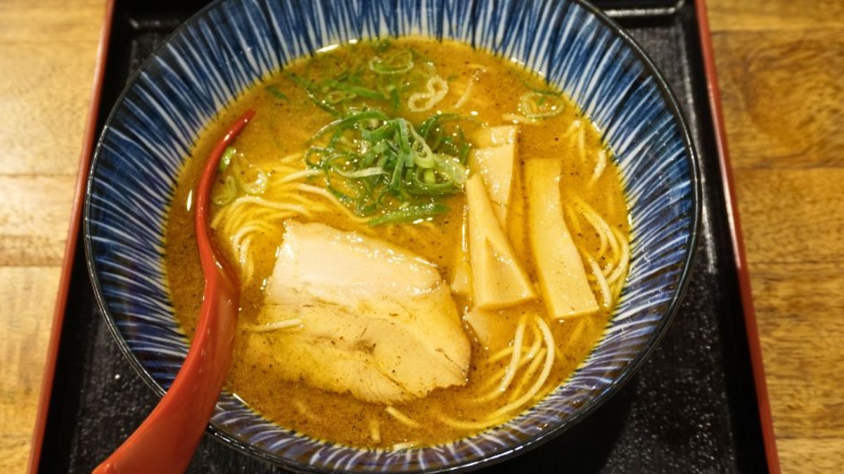 《美麺ダイニング★茉莉花STAND》豚骨ラーメン専門店が生み出す昭和屋台リスペクト な“純鶏中華そば”