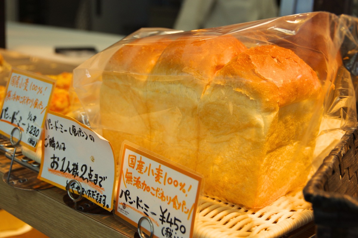 《安心市ベーカリー》こだわり産直市にオープンした焼きたてに出会えるベーカリー