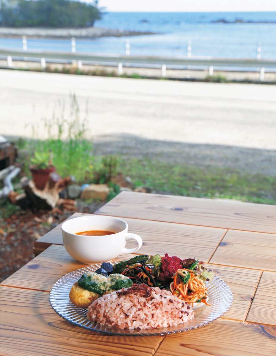 《まとめ》海×カフェvol.2徳島県南の穏やかな海を感じるカフェ4選。サーファーやウミガメが集まる県南の壮大な海。足を伸ばして、リフレッシュしよう！