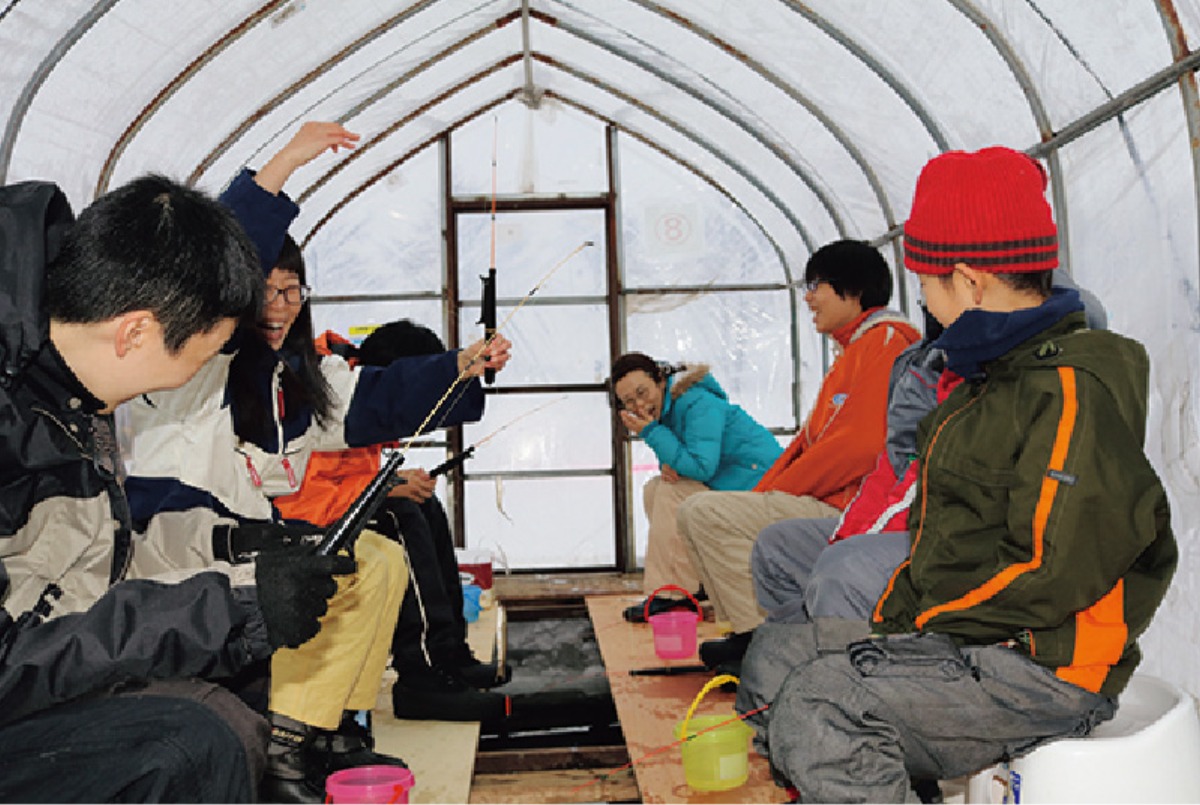 北海道の冬旅｜新篠津村の天灯祭りや凍った湖上でワカサギ釣り体験！