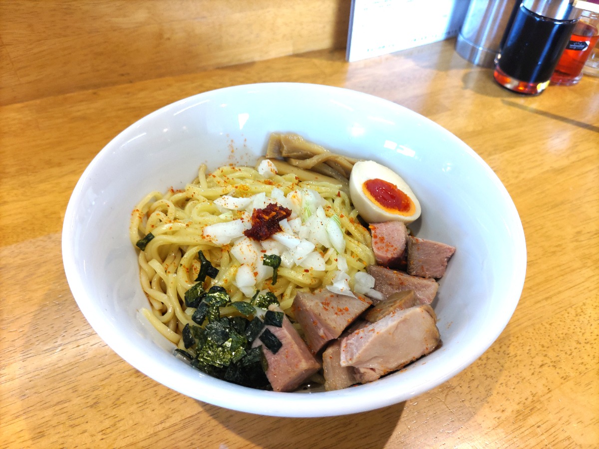 ジメジメを吹き飛ばす!旨辛、パワフル、ジャンク系など奈良で味わえるオススメまぜそば3選