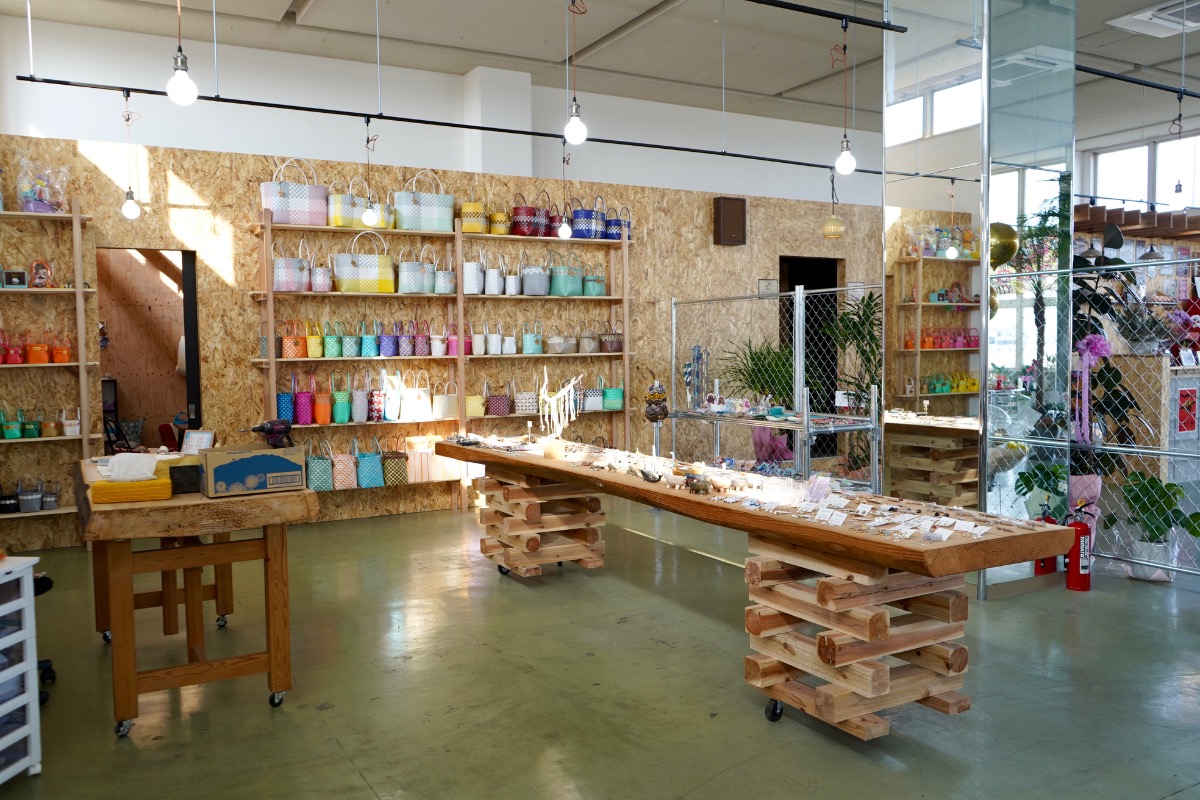 《Contigo》パリッとジューシーなホットドッグと一点物の雑貨を満喫