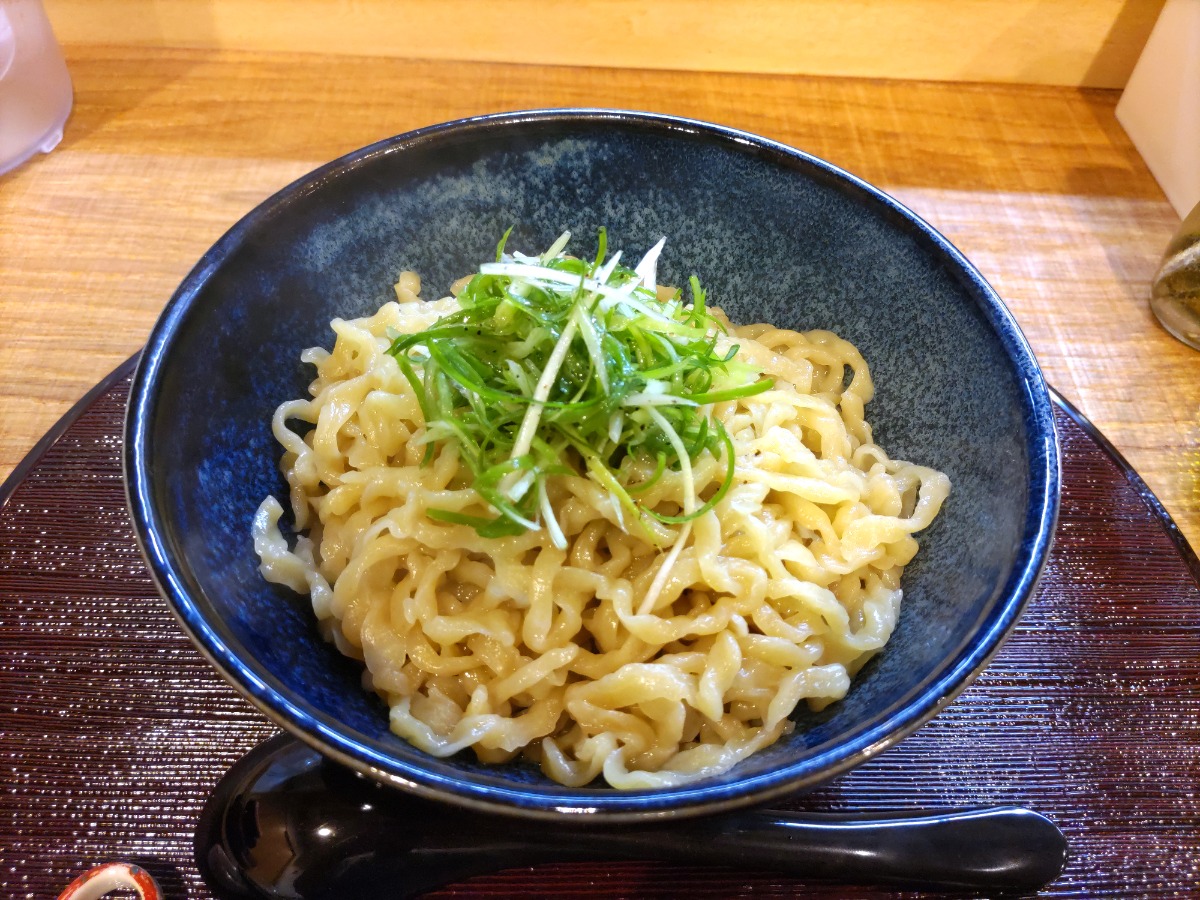 ジメジメを吹き飛ばす!旨辛、パワフル、ジャンク系など奈良で味わえるオススメまぜそば3選
