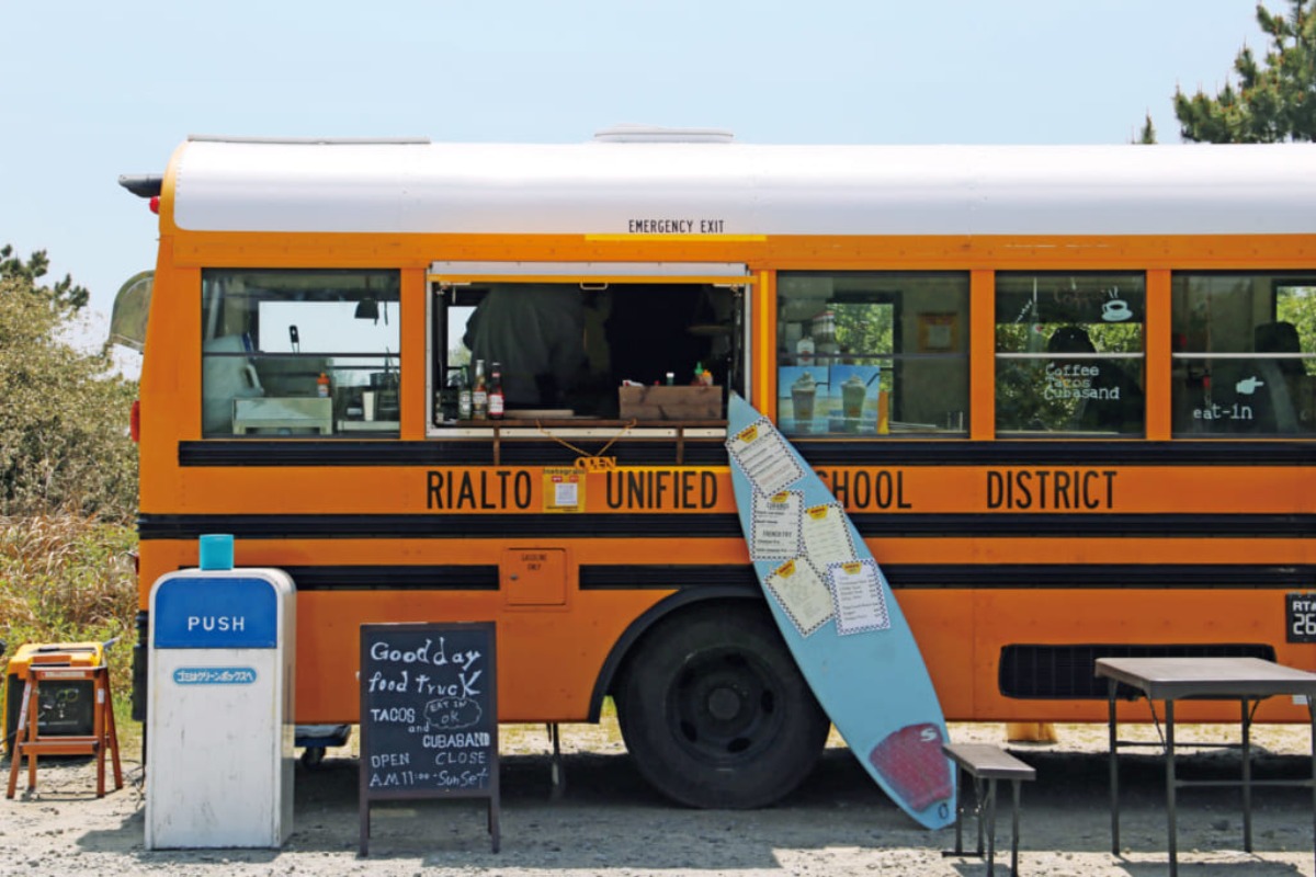【2021.3月OPEN】Good Day FOOD TRUCK（グッドデイフードトラック／徳島市・小松海岸）海辺に現れたスクールバスの正体は、フォトジェニックなフードトラック