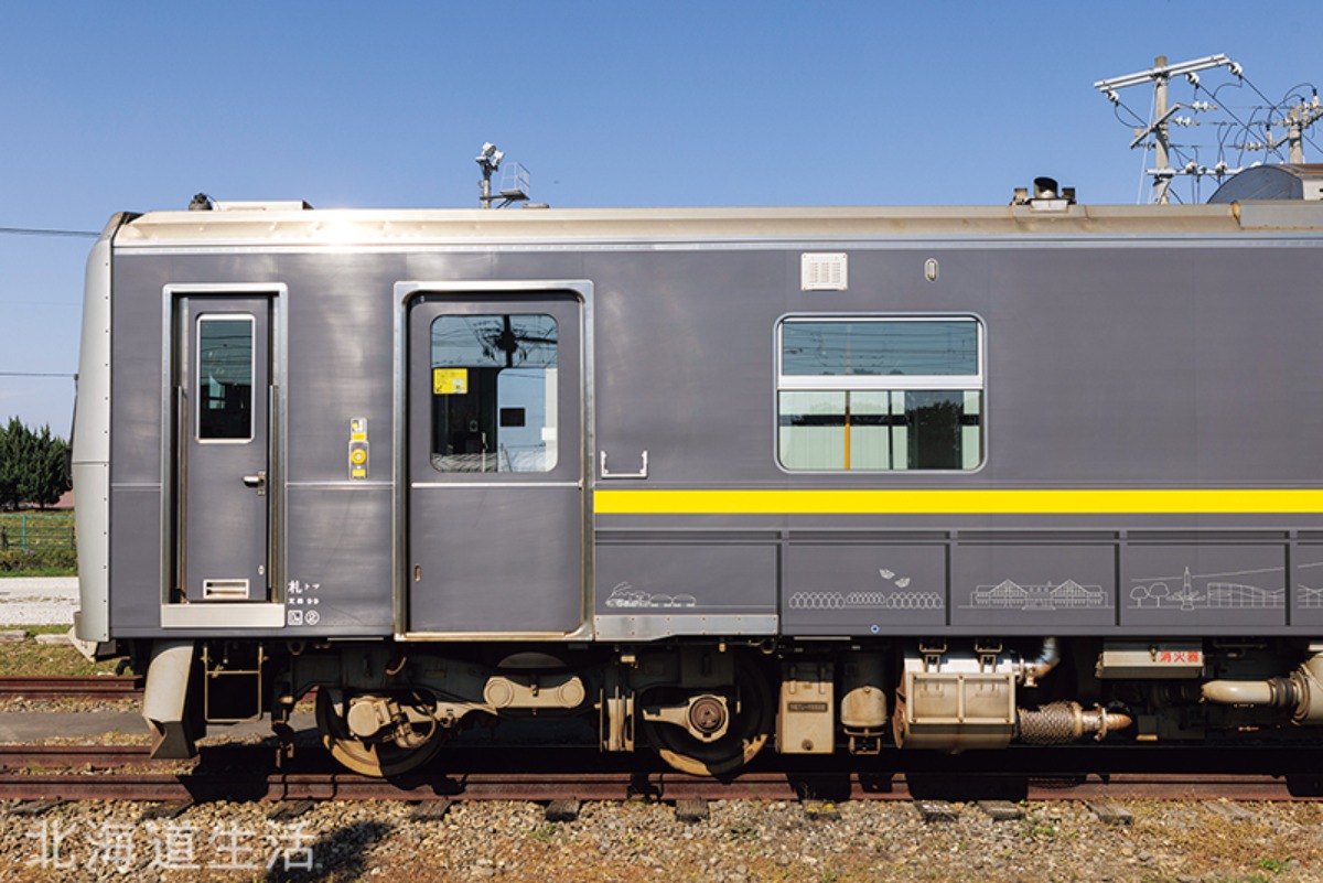 新ラッピング列車と旧木造駅舎、JR室蘭本線の旅