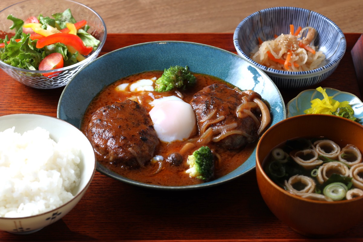 《大福ハンバーグ》黒毛和牛のハンバーグはジューシーな肉感たっぷり！