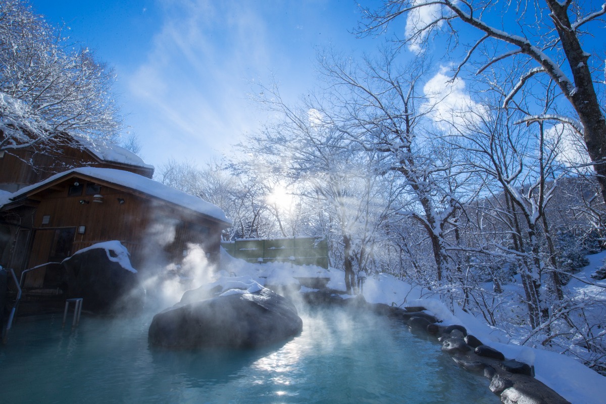 青森・奥入瀬渓流の秘境温泉を独り占め！冬の絶景雪見露天