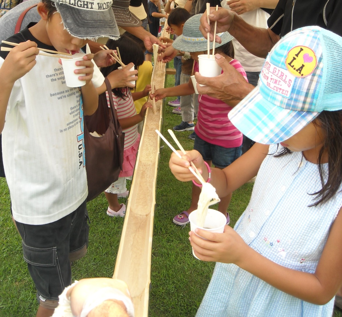 自然の中で大ソーメン流し!信貴山のどか村でイベント&季節の味覚狩りを楽しもう【奈良県三郷町】