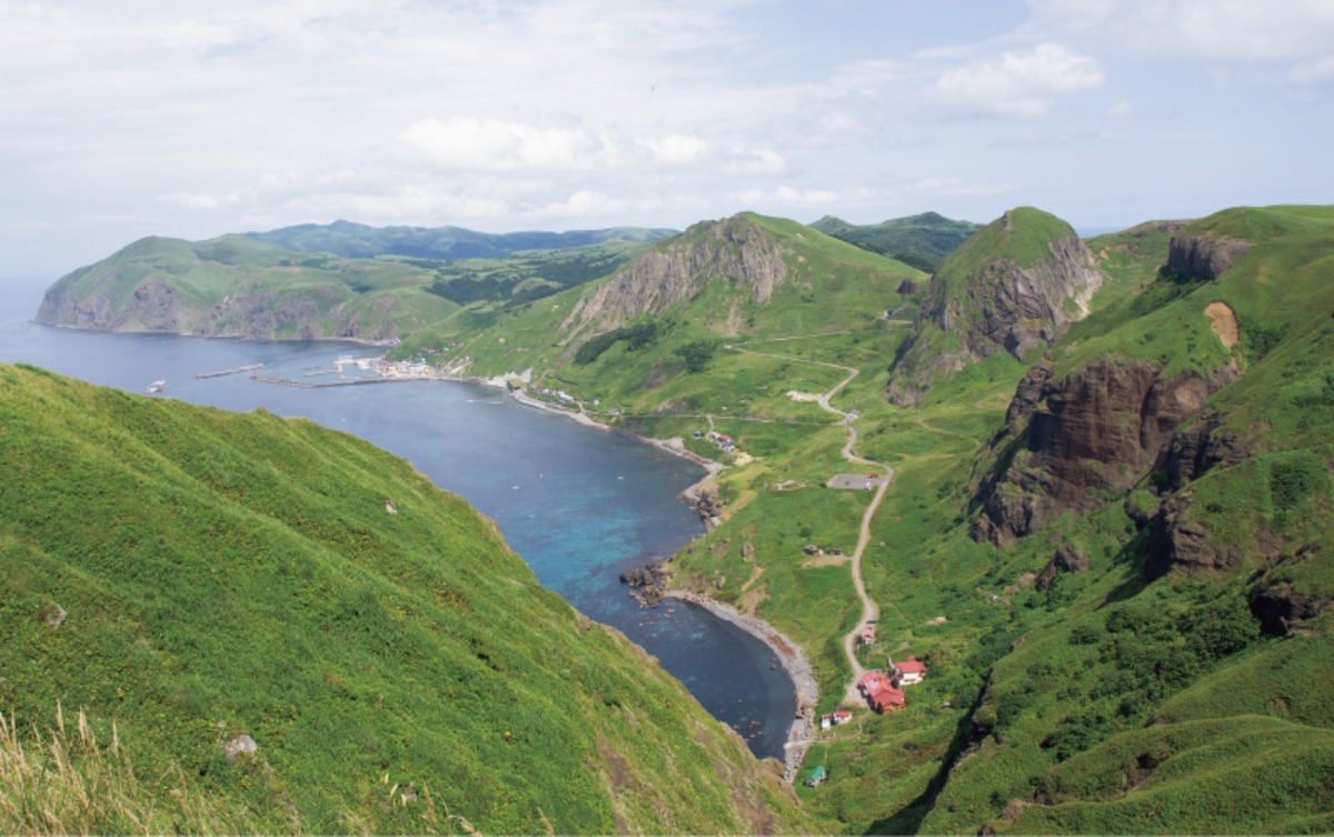 北海道の‟花の浮島”・礼文島をトレッキングでめぐる旅