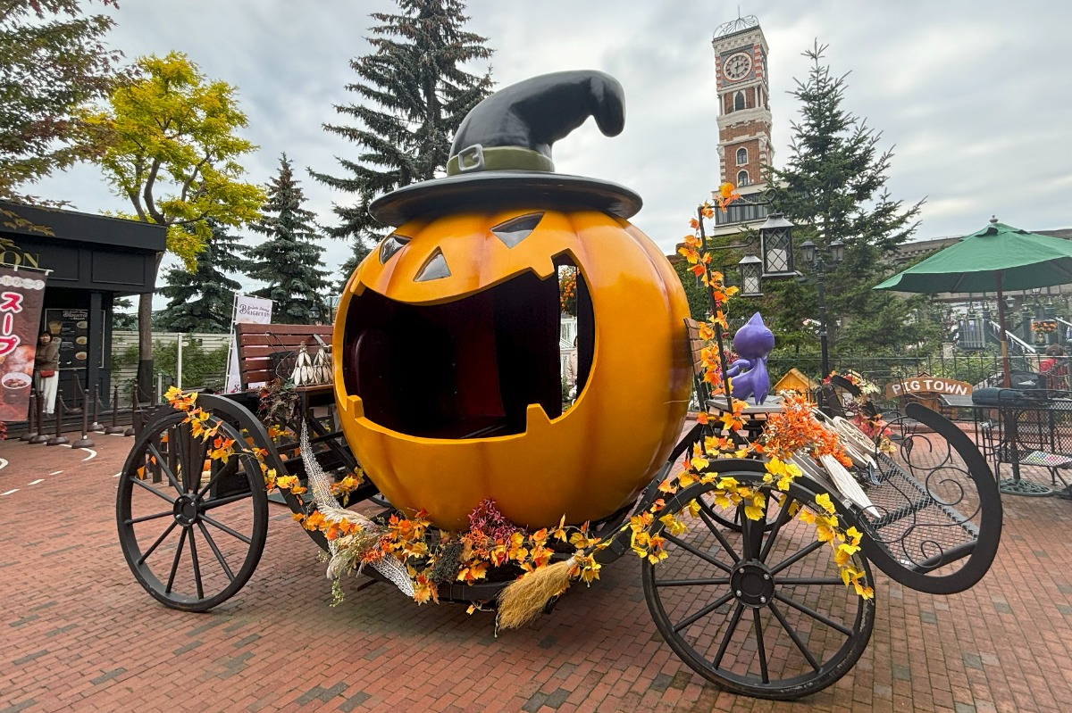 カボチャの馬車など、ハロウィン一色の白い恋人パークへ！