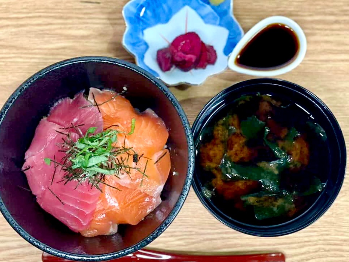《あっぱれ丼や 徳島駅前店》一番町にそびえる海鮮タワー！徳島愛が詰まった、限界突破の高コスパ海鮮丼！