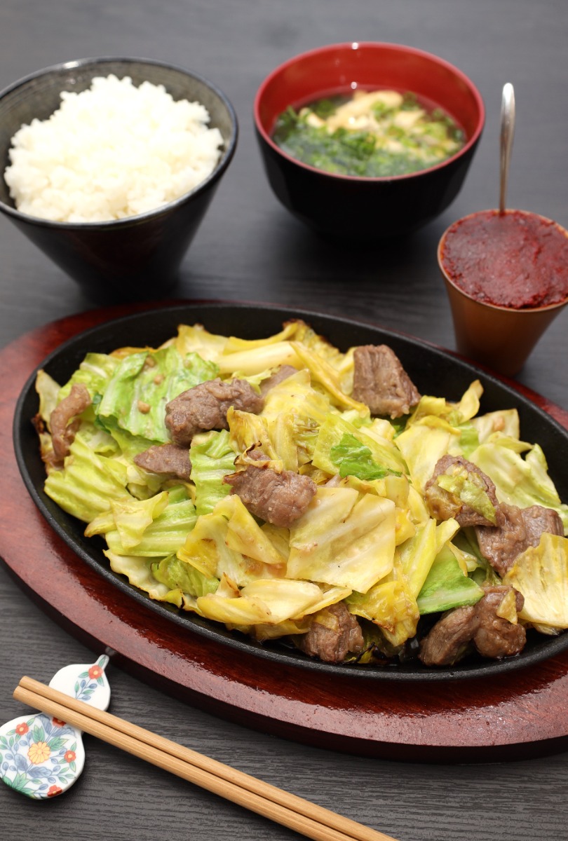 《ハカタメシ マルキュウ》ランチはこれ！肉とキャベツ×特製辛みそのスタミナ鉄板焼きは、博多のソウルフード