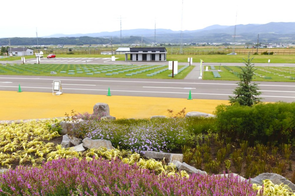 【PR】東神楽町｜花咲く小さな丘を墓標にした「ガーデニング合葬墓」 