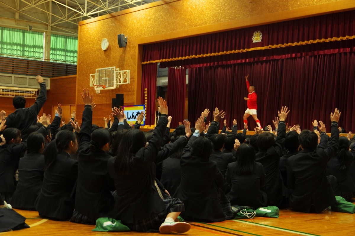 城東高校の予餞会に、吉本人気芸人がやってきた!!!!