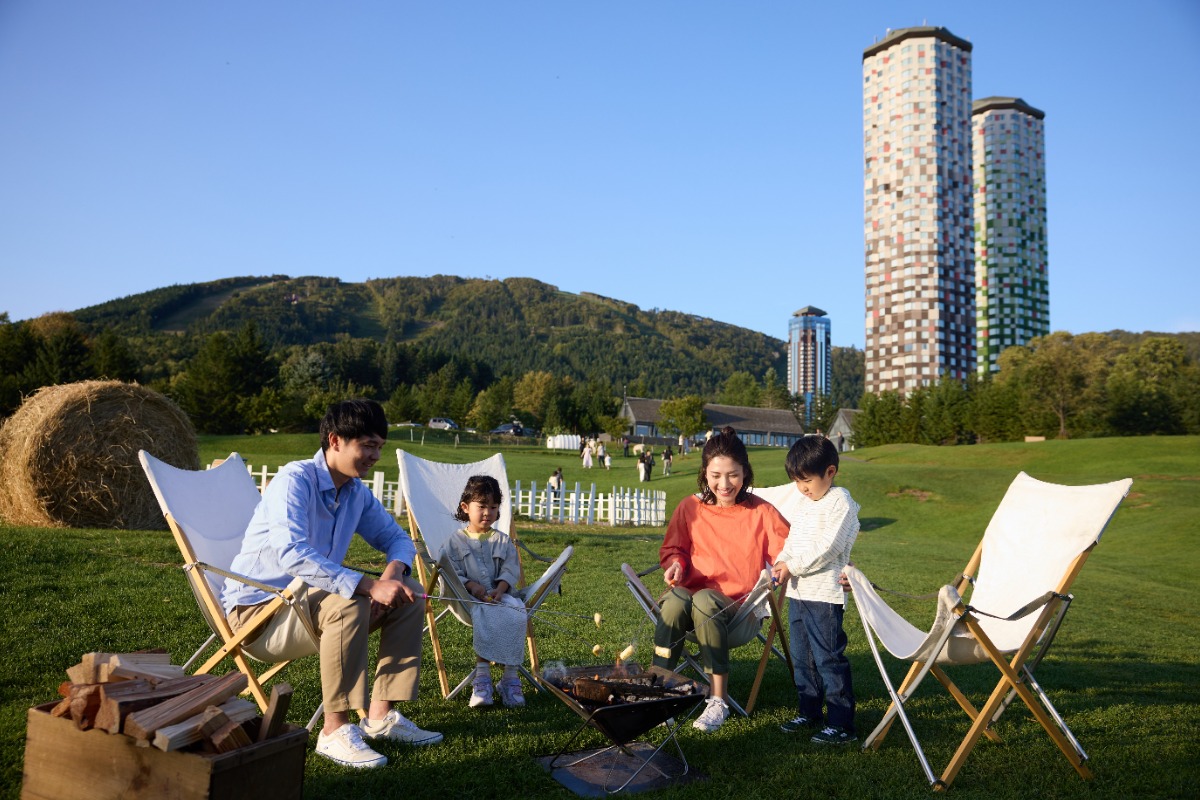 大地を駆ける牛と春のお祝い。トマムで放牧開始