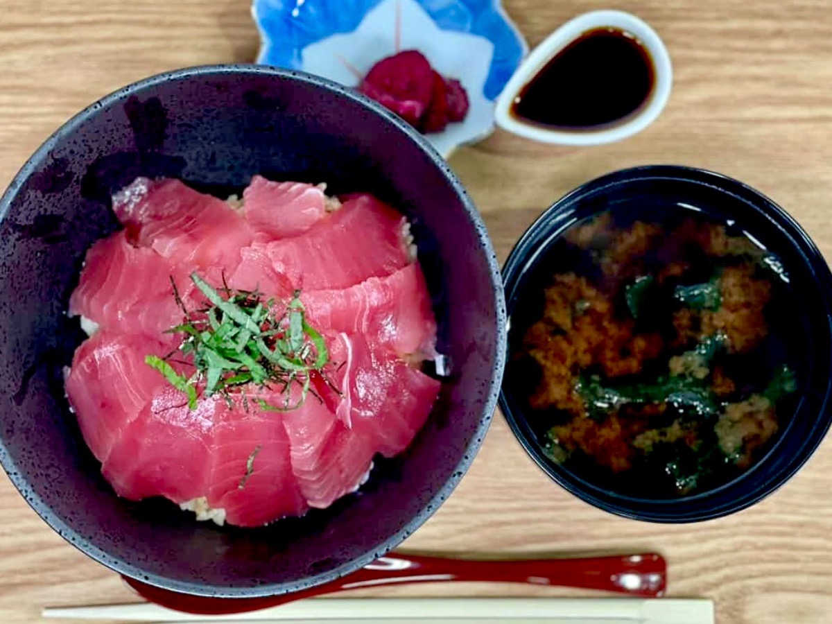 《あっぱれ丼や 徳島駅前店》一番町にそびえる海鮮タワー！徳島愛が詰まった、限界突破の高コスパ海鮮丼！