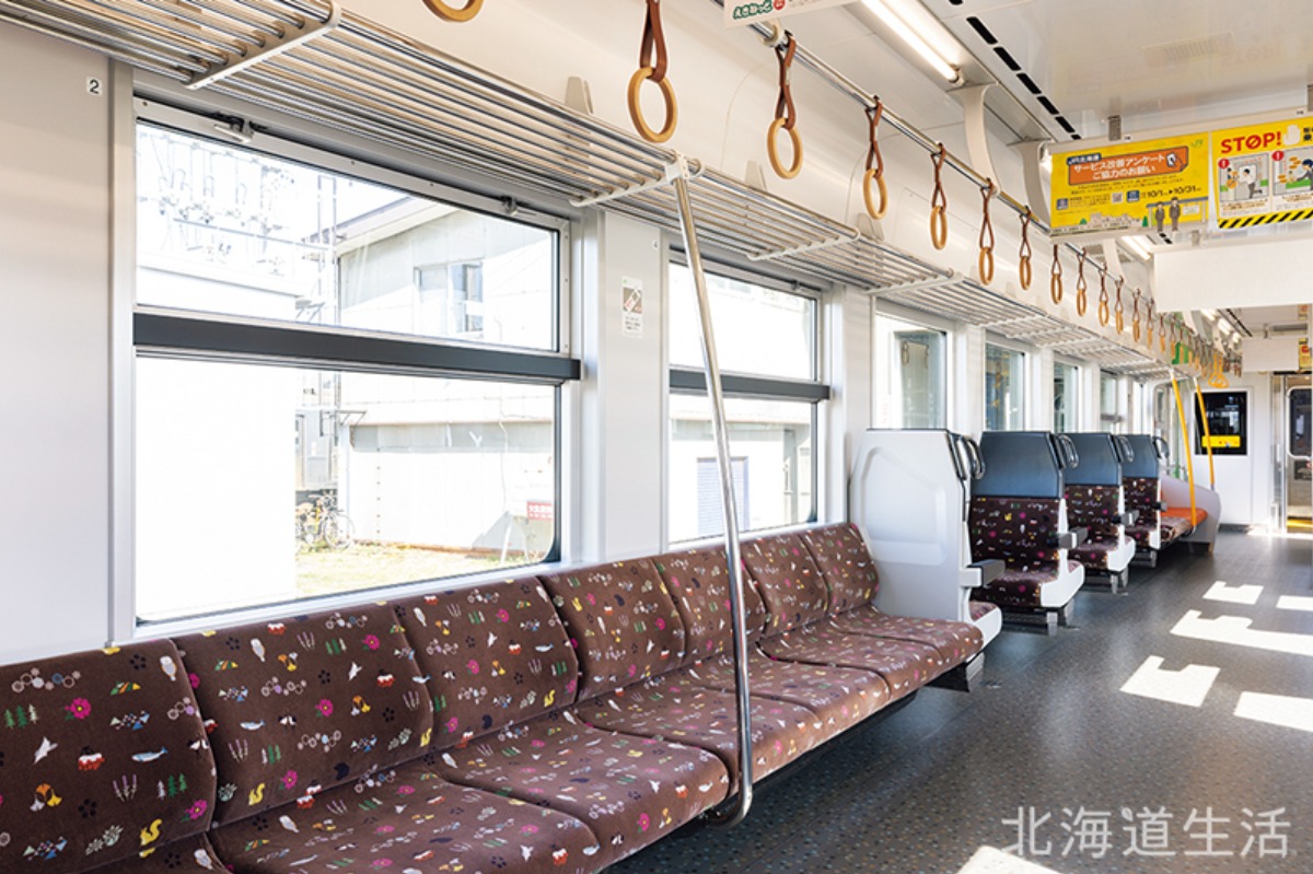 新ラッピング列車と旧木造駅舎、JR室蘭本線の旅