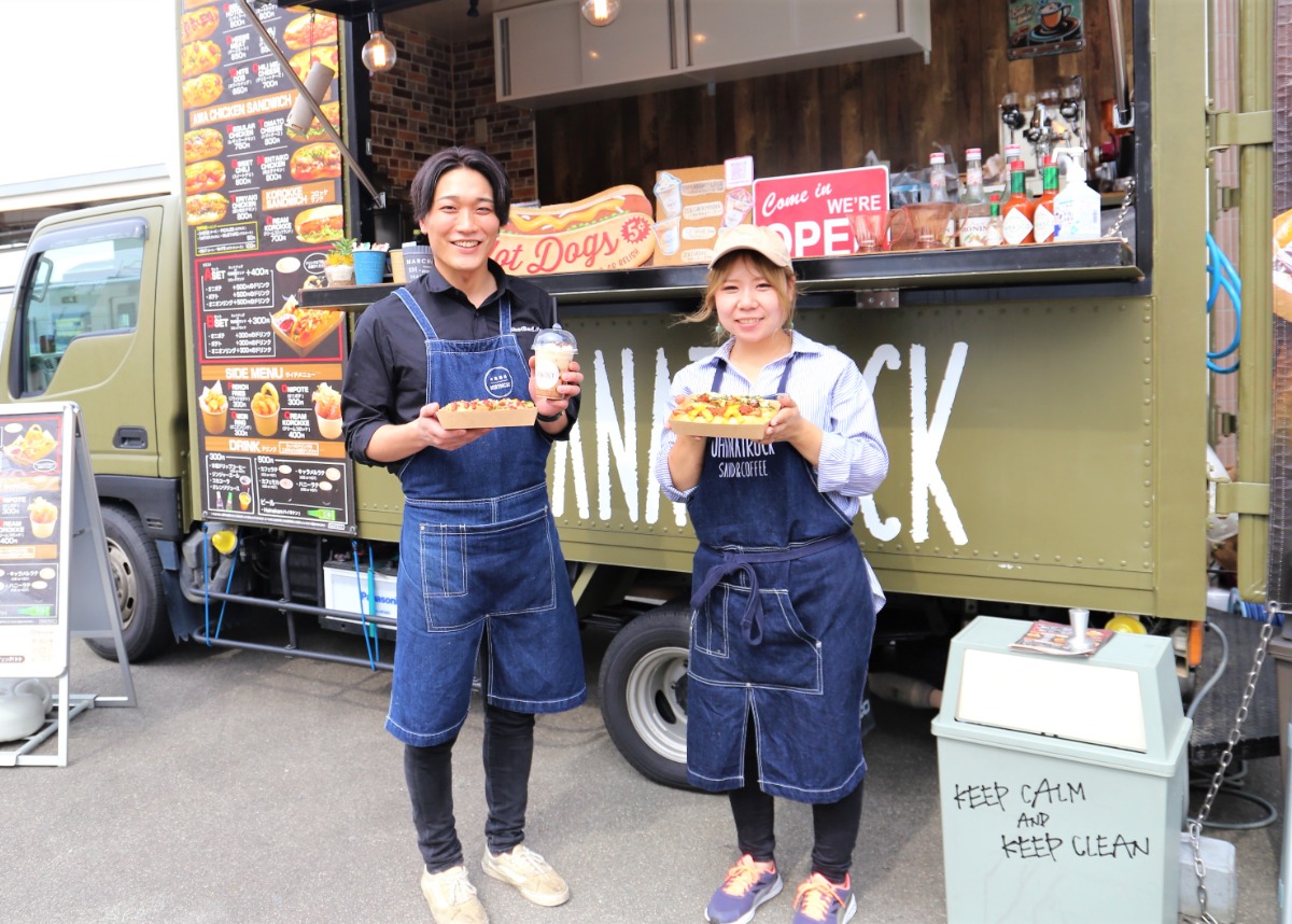 【街ネタ／OHANA FOOD TRUCK（オハナフードトラック）】アメリカンなキッチンカーが届ける魅惑のホットドッグ＆阿波尾鶏のサンド。映えるカフェメニューも！