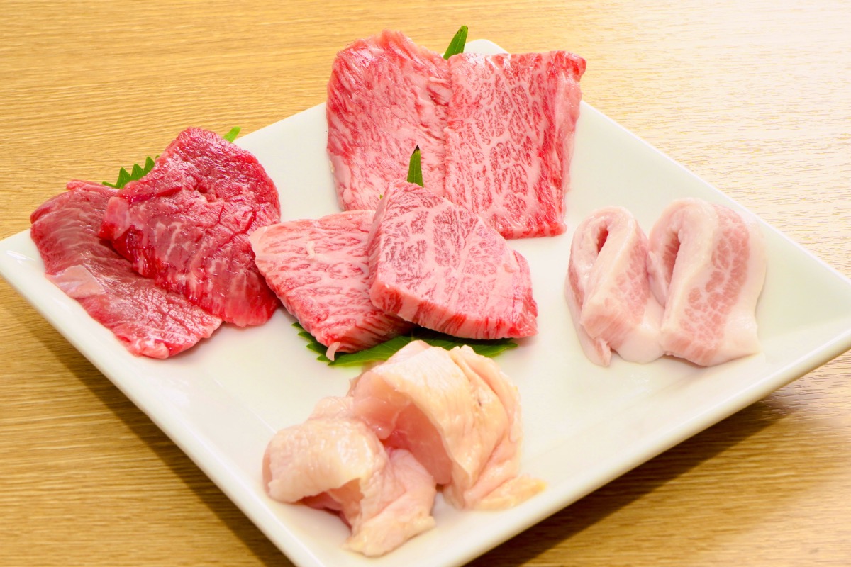 《地魚が旨い店 藤坂サカス》店主の目利きで仕入れた朝獲れ鮮魚と絶品焼肉に舌鼓