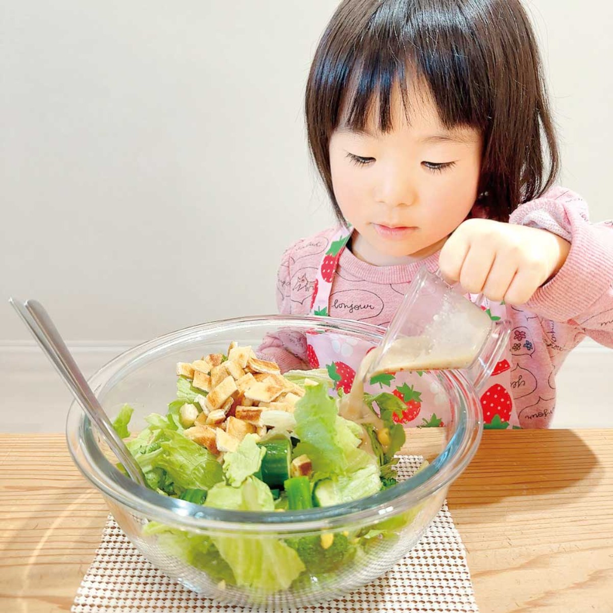 【お料理レシピ】豆乳ごまドレのカリカリ油揚げサラダ／cotocotoみさき先生の「親子でつくろう！はじめてキッチン」