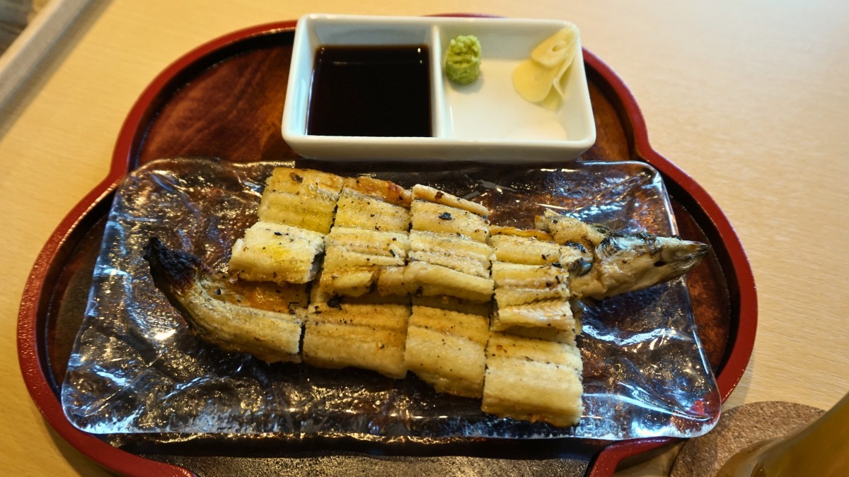 《豆皿料理うぐいす》町の酒屋がアットホームな居酒屋を開店