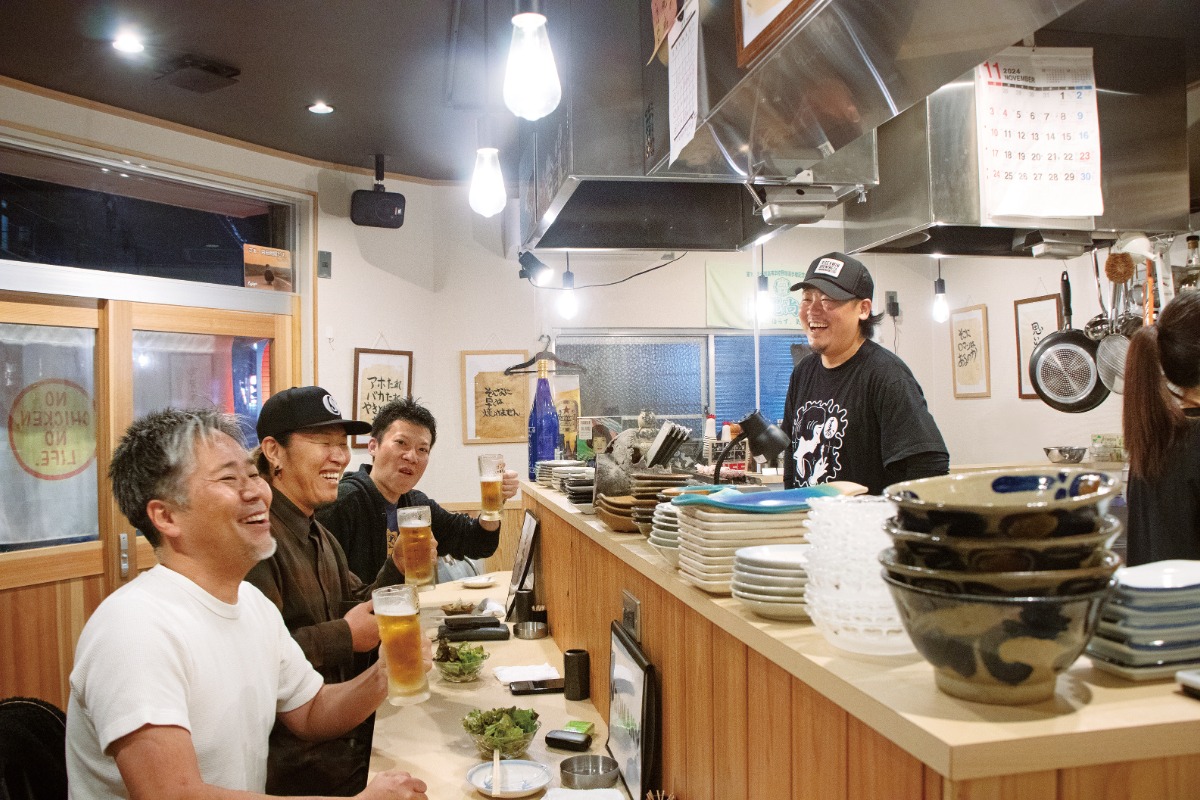 《やきとりのお店 鶏とロマン》明るくアットホームなお店／［ももの抱き身］は必食