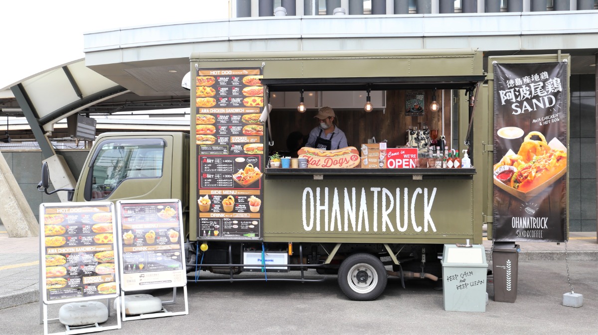 【街ネタ／OHANA FOOD TRUCK（オハナフードトラック）】アメリカンなキッチンカーが届ける魅惑のホットドッグ＆阿波尾鶏のサンド。映えるカフェメニューも！