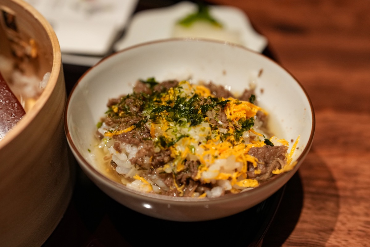 【新店】すき焼きも絶品だが、ランチの「牛まぶし定食」が最強コスパ!| すき焼きと牛まぶし ももしき はなれ