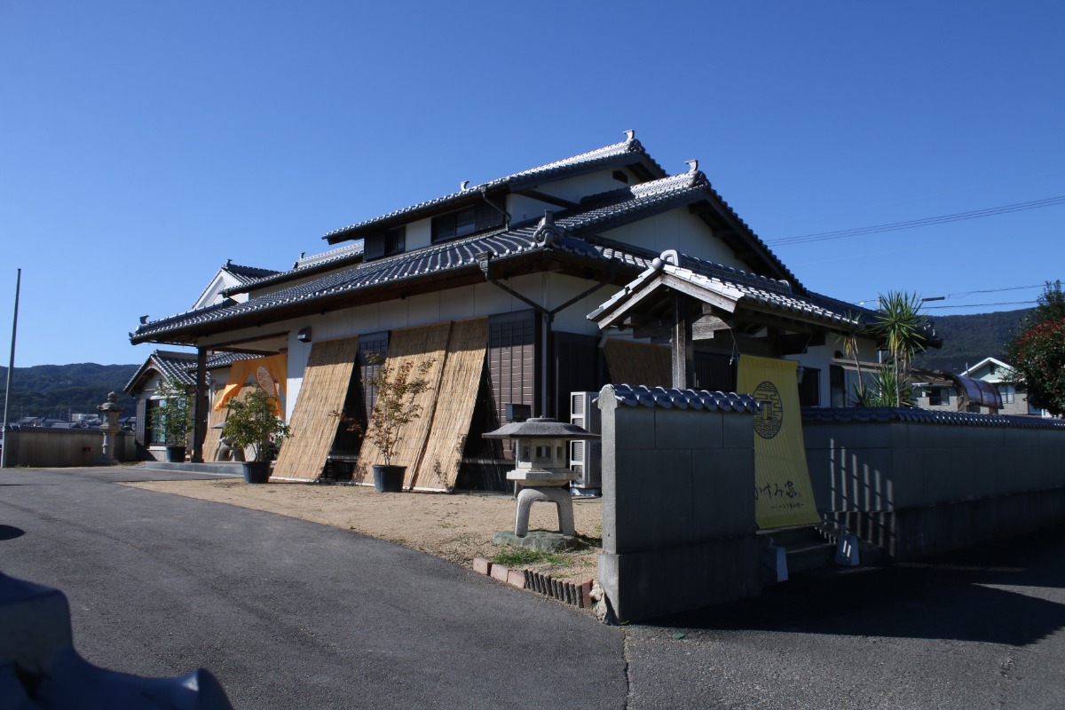 《かすみ家》緑に囲まれた、自慢したくなる和食料理店