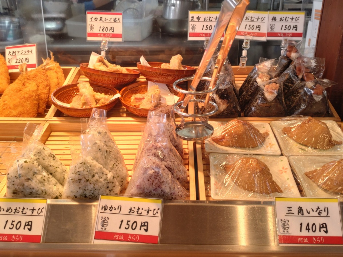 《セルフうどん 阿波 きらり》打ち立て、切りたて、茹でたての自家製麺と、揚げたて天ぷらのハーモニーをご賞味あれ!