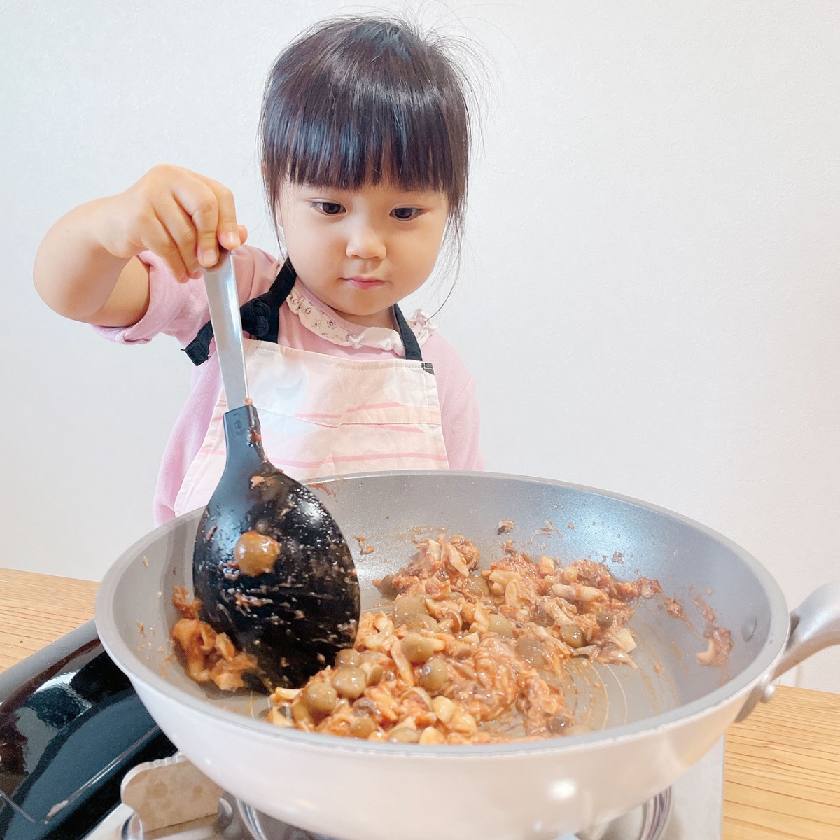 【お料理レシピ】すだち香るサバときのこのトマトパスタ／cotocotoみさき先生の「親子でつくろう！はじめてキッチン」