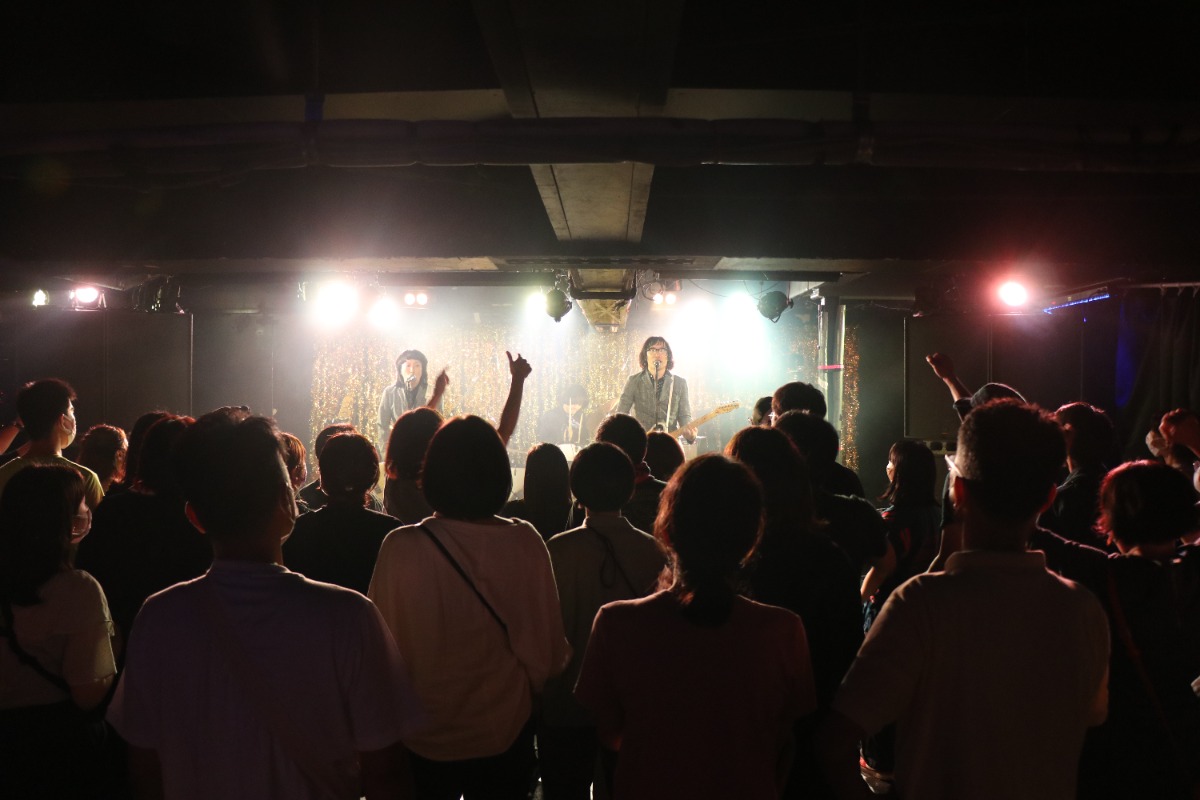 嵐の日に心震えるロックンロールを！ ザ・50回ズ『LIVE is ALIVE！Tour』徳島公演