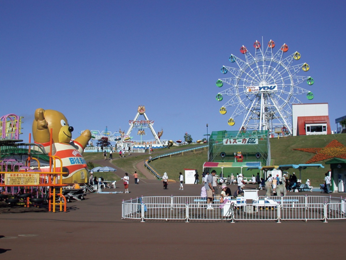 春から夏のオホーツク案内｜湧別町　湧別川流域に広がる大地と青空のもと、 チューリップが一面を染めるまち