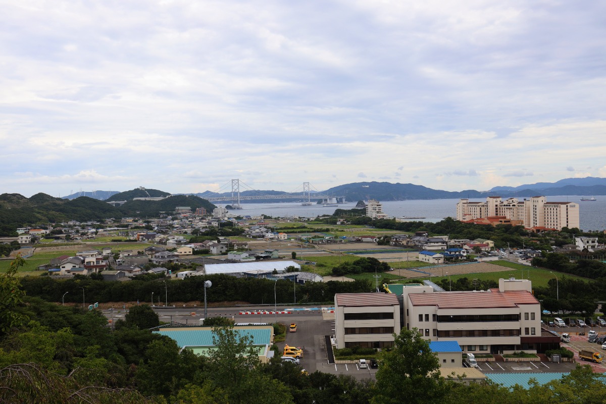 《花見山・ハウスアンダーナッハ》徳島の観光|新しくオープンした1棟貸切の宿泊施設はペットも可!鳴門海峡が見渡せる絶景が魅力。