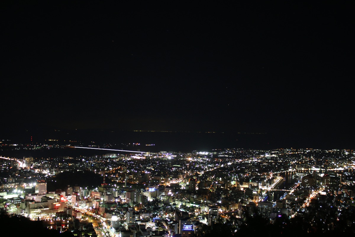 徳島定番のデートスポットとされている 眉山山頂（夜）に行ってみた。