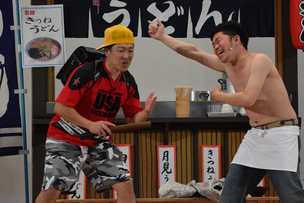 『吉本新喜劇』が奈良県橿原市の小学校にやってきた！みんなで「ずっこけ体験」も！
