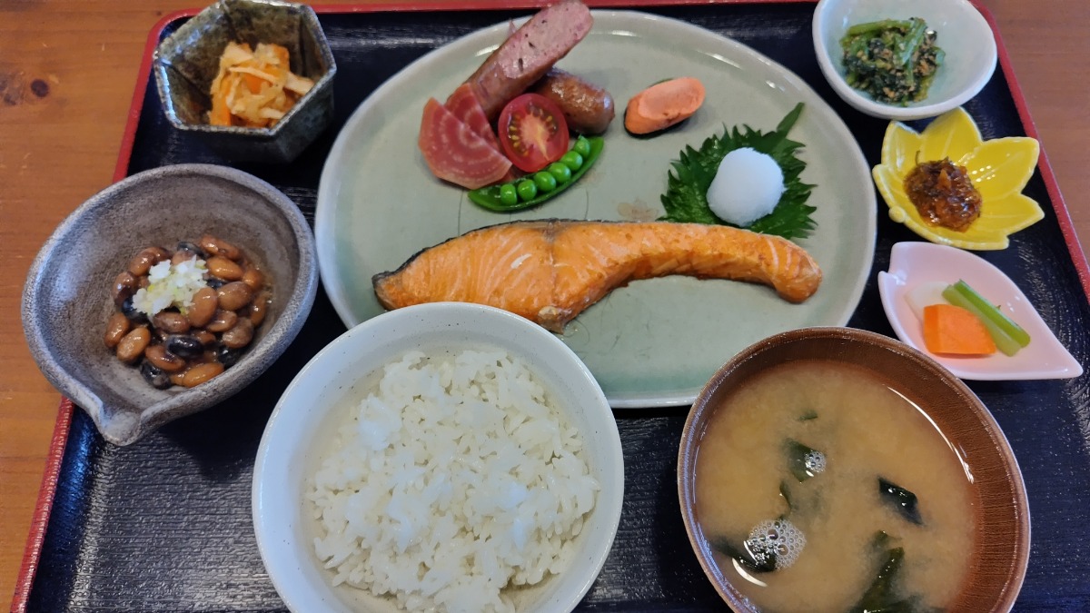 やぎさん取材日記|「海の家」で「やまの会」の朝ごはん