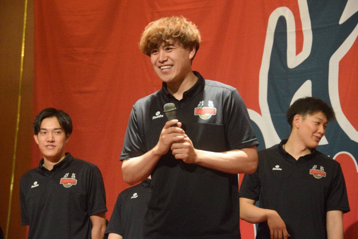 ジマーマン選手の35cmのバッシュをプレゼント!バンビシャス奈良、レギュラーシーズン報告会の模様をお届け