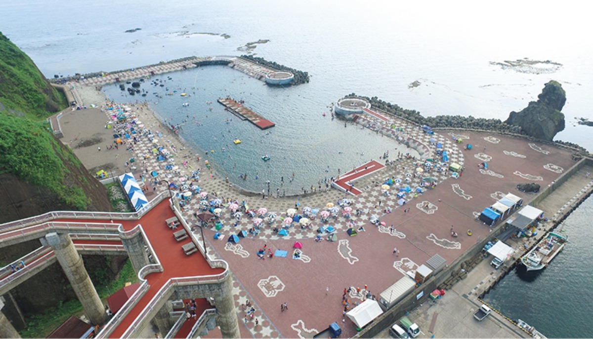 セブンシスターズを思わせる、 海岸線に続く白亜の断崖 -乙部町-|北海道大人の旅ガイド2025