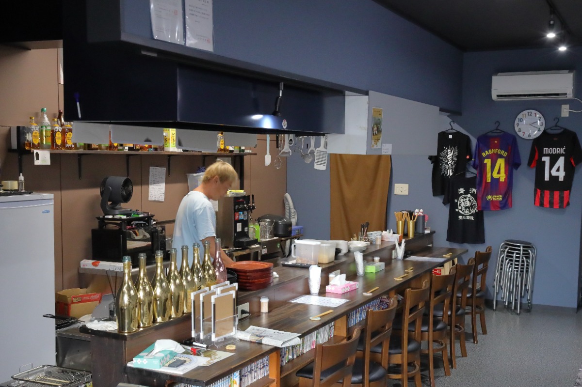 《てっぱんじゅーしー》背番号14の店長が巧みに切り盛りするお好み焼店