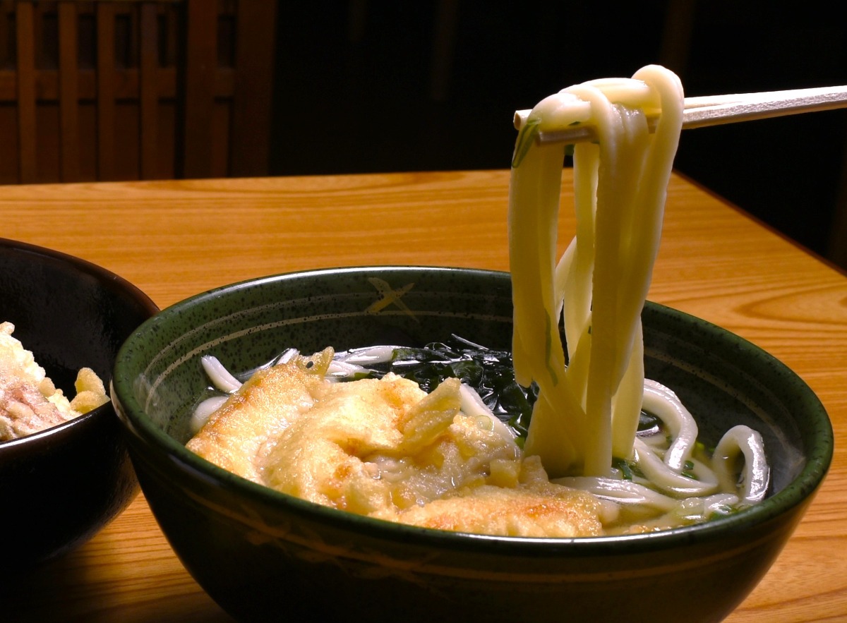 《手打うどん　よねざわ》濃いダシと天ぷらのマリアージュが変化を起こす！