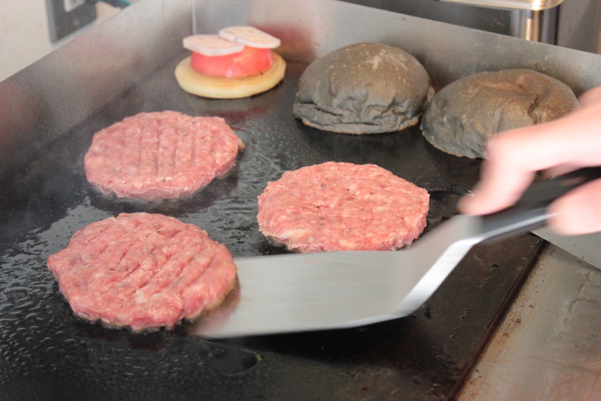 《徳島市／BOMBOM Burger》インパクト絶大！　すべて手作りのハンバーガー