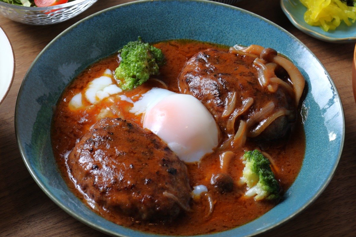 《大福ハンバーグ》黒毛和牛のハンバーグはジューシーな肉感たっぷり！