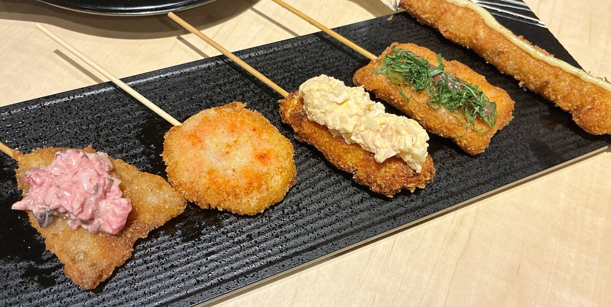 《創作串カツと餃子のお店  うちわ  徳島店》定番に遊び心とひと手間を