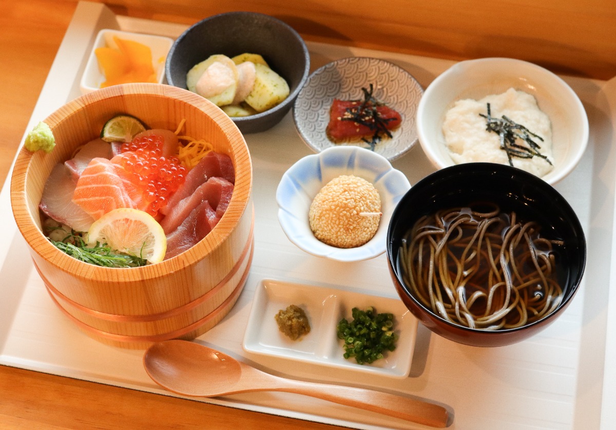 《米と魚と、》海鮮好きに朗報! お刺身もフライもお任せの海鮮ランチ専門店が誕生