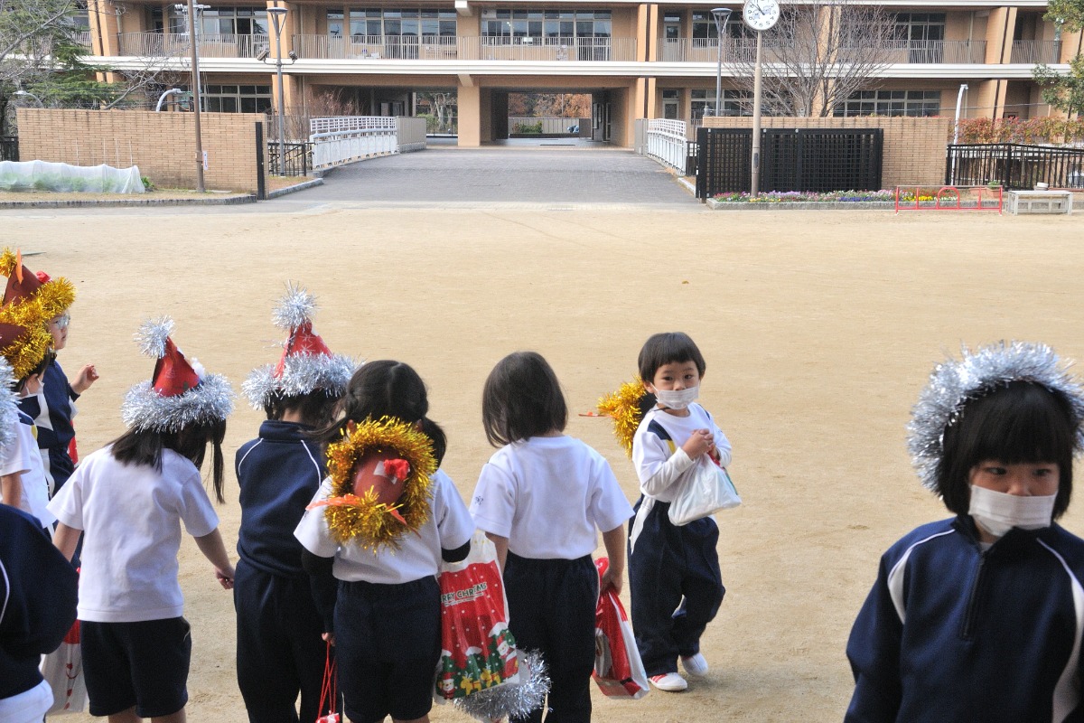 近畿大学附属幼稚園にサンタクロースがやってきた！