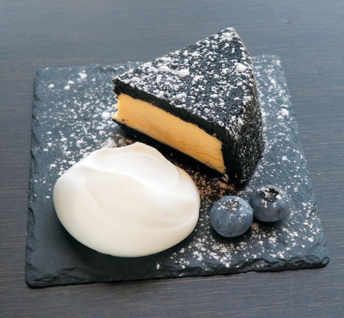 チーズケーキが黒いワケ。その正体やいかに…？　クセになるおいしさ、予想を超えてゆけ。徳島で味わえる『黒チーズケーキ』4選！