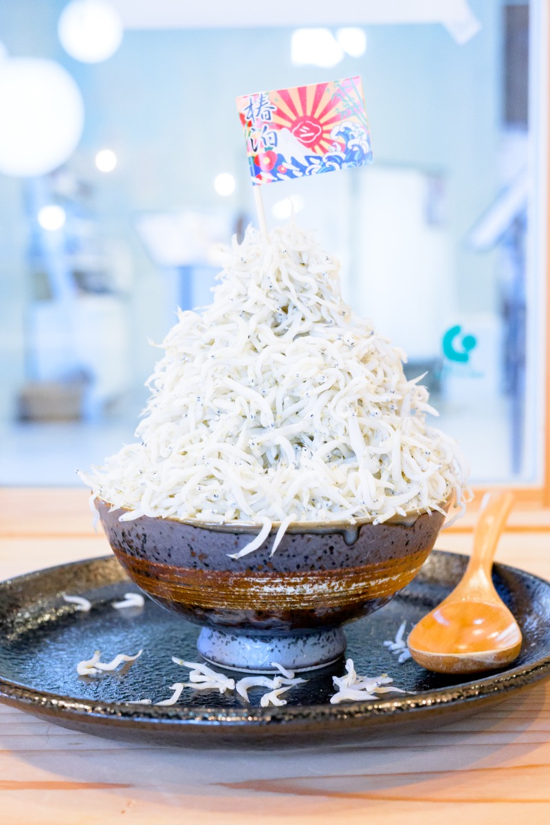 《飛べシラス 万代店》阿南市椿泊から上質なしらすをお届け！自慢のしらすと水産業の魅力を伝える『竹内水産』直営店