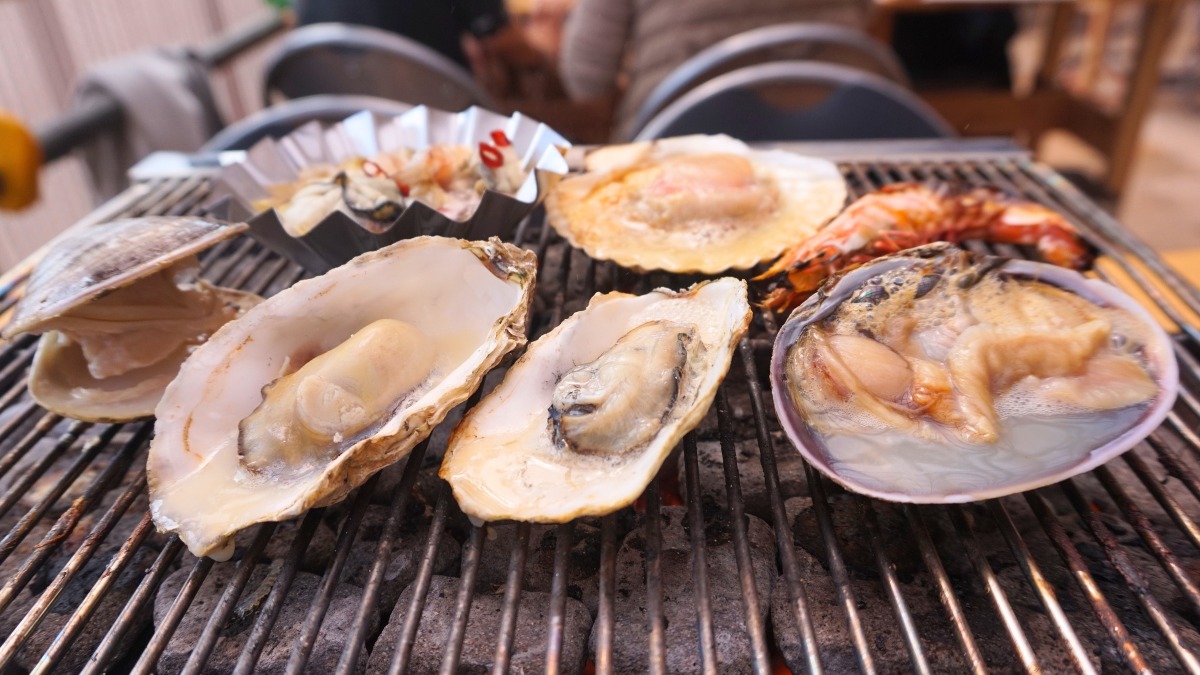 《牡蠣小屋はじめ》海の景色を眺めながら極上の海鮮を味わう新スポット
