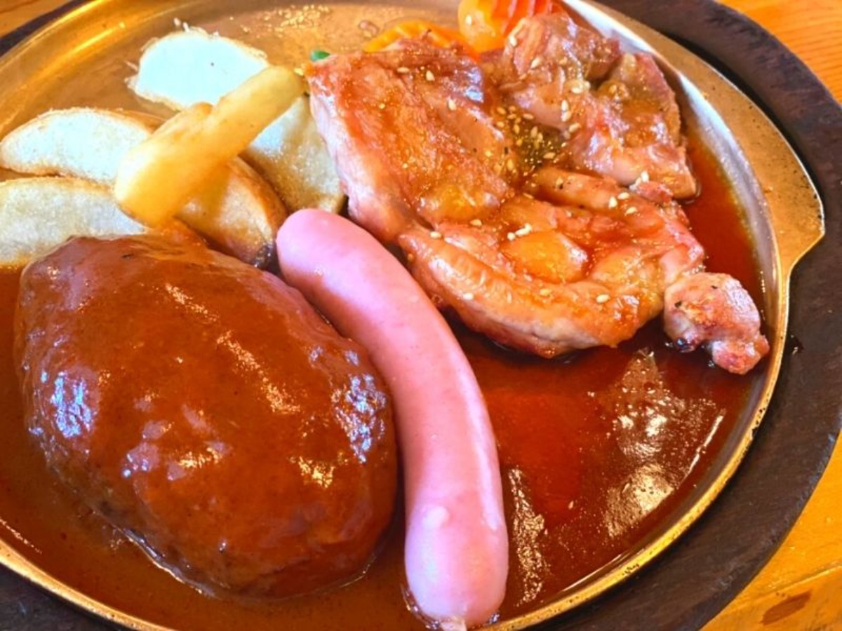 《徳島の肉vol.6》休日は、県南の海の見えるハンバーグ屋さんで。肉好きの味方★ミックスグリルを味わう。